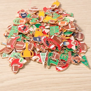 Rugby Emaille Anhänger Set für DIY Sportschmuck auf hellem Holz Hintergrund