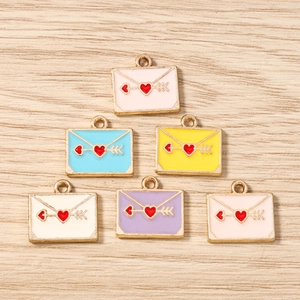 Lot de 6 breloques enveloppes émaillées colorées avec motifs de cœur pour bijoux DIY