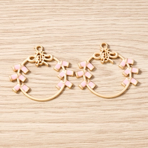 Détail de pendentifs Pingan dorés avec émail rose et motif de feuilles de bambou