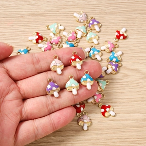 Primer plano de colgantes de setas de esmalte de colores para creación de joyería DIY
