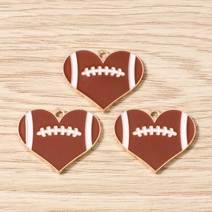 Detailansicht herzförmiger Football-Anhänger mit braunem Emaille und Goldrand für DIY-Schmuck