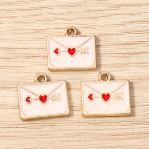 Vue détaillée des breloques enveloppes roses émaillées avec flèche de cœur pour bijoux DIY