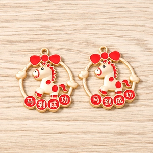 Détails des pendentifs cheval de dessin animé avec nœud rouge pour création de bijoux DIY