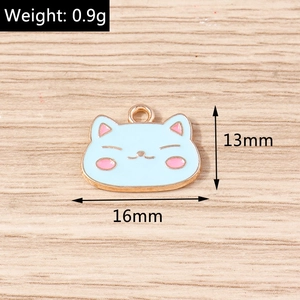 Détail d'un pendentif chat en émail bleu clair avec dimensions de 16mm x 13mm
