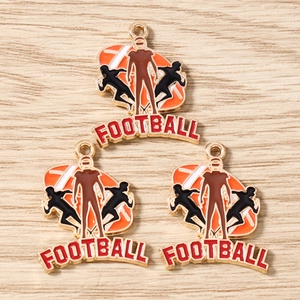 Detailansicht von Football-Anhängern mit Emaille-Finish und Football-Schriftzug für DIY-Schmuck