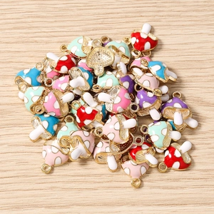 Detalle macro de colgantes de setas de colores para joyería DIY con borde dorado