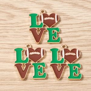 Detailansicht der Emaille Football LOVE Anhänger mit Herzform für DIY Schmuckherstellung