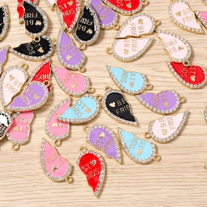 Detail von Emaille-Herzanhängern mit Strasssteinen für Best-Friends-Schmucksets