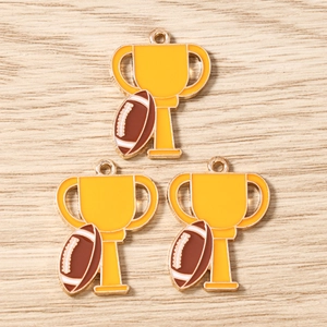 Detail der hochwertigen Emaille-Football- und Trophäenanhänger mit poliertem Goldfinish