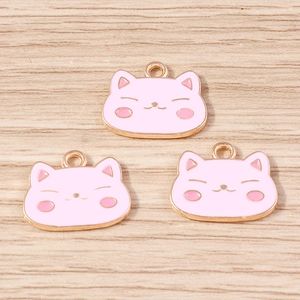Détail de breloques chat en émail rose avec bords en alliage doré pour bijoux DIY