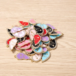 Nahaufnahme von Emaille-Herzanhängern mit Best Friends Text und Strass für DIY-Schmuck