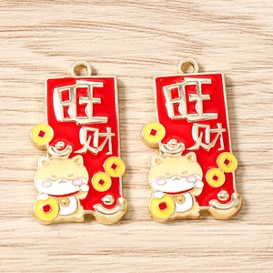 Détail de breloques Maneki-neko rouge et or avec texte Wang Cai pour bijoux DIY