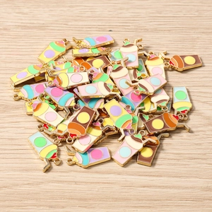 Gros plan détaillé de breloques thé aux perles colorées en émail pour bijoux artisanaux