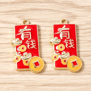 Vue détaillée de pendentifs en alliage rouge et or avec caractères chinois chanceux