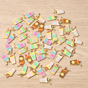 Vue détaillée des pendentifs tasse à thé au lait en émail coloré pour la création de bijoux