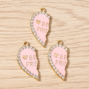 Details von rosa Emaille-Herzanhängern mit Strasssteinen und Best Friend Gravur