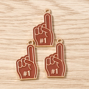 Makroansicht brauner Emaille-Handanhänger mit goldenem Metallrand für DIY-Schmucksets