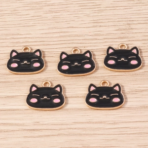 Détail de cinq pendentifs chat mignons en noir et rose avec dorure pour bijoux artisanaux