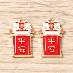 Détail des breloques émaillées danse du lion avec parchemin rouge et texte doré