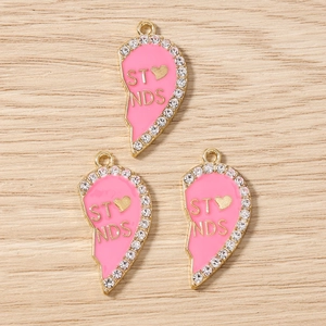 Detailansicht der rosa Herzanhänger mit Strasssteinen für Best Friends Schmuck-Sets