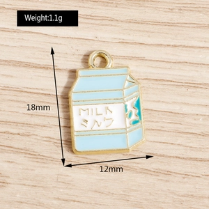 Dettaglio del ciondolo a forma di cartone del latte blu in lega da 18mm per gioielli fai-da-te