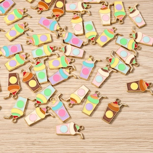 Vue à plat de pendentifs colorés en émail en forme de thé au lait pour bijoux DIY