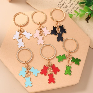 Set de 6 llaveros de ositos coloridos con anillos dorados en diversos tonos vibrantes