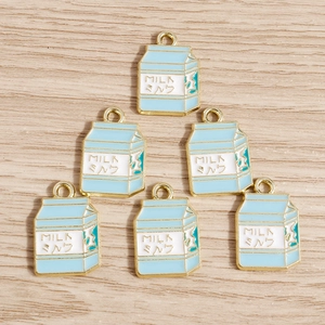 Set di 6 ciondoli a forma di cartone del latte in smalto azzurro con macchie di mucca e oro