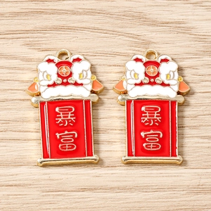 Détail macro de breloques de danse du lion chinois avec texte pour bijoux DIY