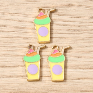 Vue détaillée de breloques en émail thé au lait avec bords dorés pour bijoux DIY