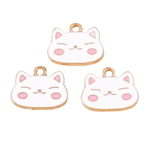 Trois pendentifs chat en émail blanc avec bords dorés et détails roses pour création de bijoux