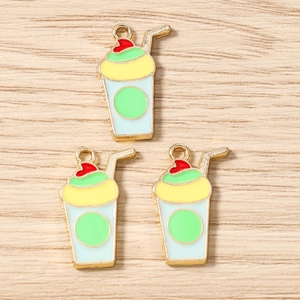 Vue détaillée de breloques de thé au lait colorées avec finition émaillée pour bijoux DIY