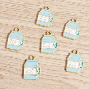 Set di 6 ciondoli a forma di cartone di latte in smalto bianco e blu per gioielli fai da te