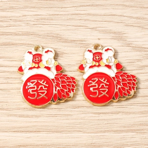 Détail macro de pendentifs lion de danse en émail rouge avec caractère porte-bonheur