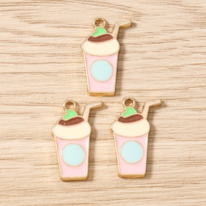 Vue macro détaillée des breloques thé au lait en émail rose pour bijoux et accessoires DIY