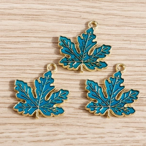 Pfauenblaue Ahornblatt Emaille Anhänger mit Goldlegierung für DIY Schmuckherstellung
