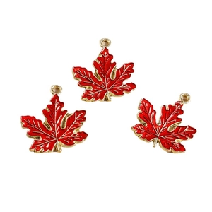 Drei rote Emaille-Ahornblatt-Anhänger mit goldenem Metallboden für DIY-Schmuck