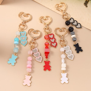 Collezione di portachiavi a cuore colorati con orsetti di perle e clip dorate