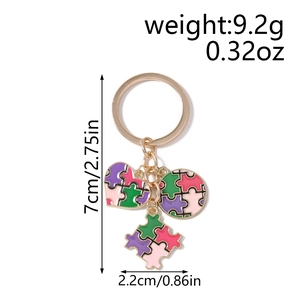 Dettaglio del portachiavi a puzzle a cuore colorato con misure e peso del prodotto