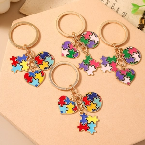 Set di quattro portachiavi a cuore con puzzle dorato e ciondoli in smalto colorato