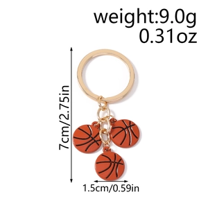 Vue détaillée de trois breloques de basket avec mesures de taille et de poids