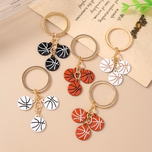 Porte-clés basket tendance avec trois pendentifs texturés et anneau doré brillant