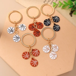 Lot de cinq porte-clés basketball en émail avec anneaux dorés en couleurs assorties