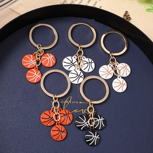 Lot de porte-clés basketball de mode avec cinq breloques colorées et anneaux dorés