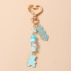 Dettaglio dell'orso blu con chiusura a cuore dorata e pendente a cuore in cristallo