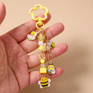 Détail du porte-clés abeille avec crochets floraux et perles décoratives