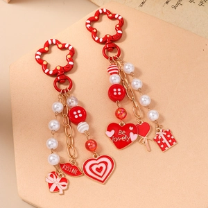 Fashionable red beaded lips and heart keychain with pearls and kiss me gift box pendant