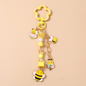Vue détaillée du porte-clés abeille avec clip floral jaune et perles colorées