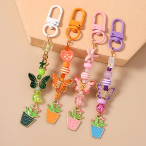 Porte-clés en perles colorées avec breloques papillon et cactus en différentes couleurs
