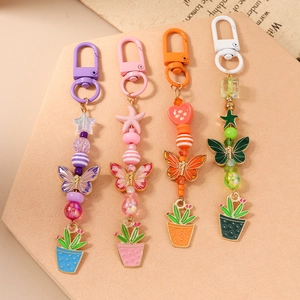 Collection de porte-clés à perles colorées avec breloques papillon et cactus en émail